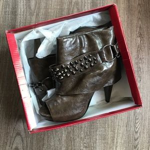 OPEN TOE SPIKE BOOTIE HEEL BROWN